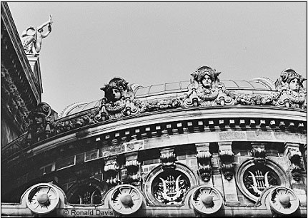 Palais Garnier: View of the cupola, which rests on a neoclassical base with round windows adorned with a lyre motif. To the left, on the flytower apex, stands a statue of Apollo holding aloft a golden lyre. Photo  Ronald Davis