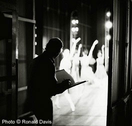 Stanley Roseman drawing from the wings of the stage of the Paris Opra. Photo  Ronald Davis