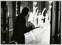 Stanley Roseman drawing the dance from the wings of the stage of the Paris Op�ra, 1992. Photo � Ronald Davis  
